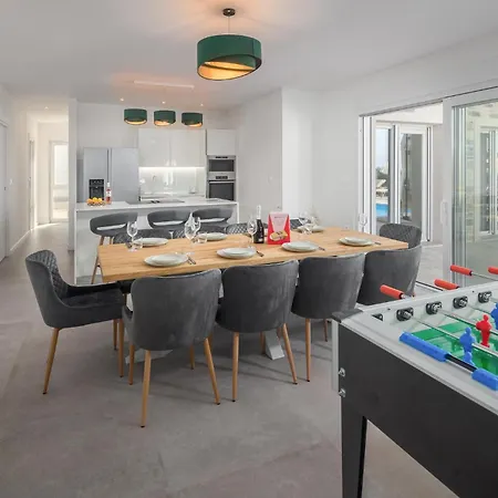 Lovely In With Heated Swimming Pool *