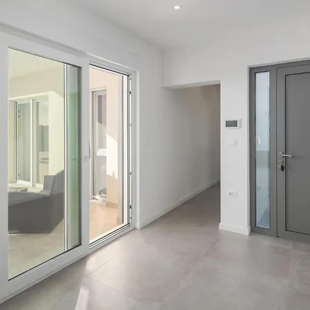 Lovely In With Heated Swimming Pool Holiday home *
