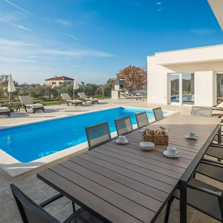 Lovely In With Heated Swimming Pool * Babici