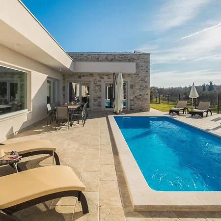 Lovely In With Heated Swimming Pool