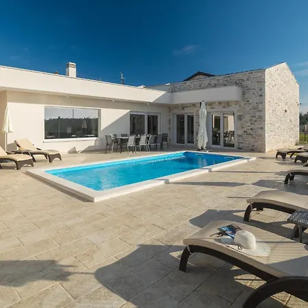 Lovely In With Heated Swimming Pool Holiday home