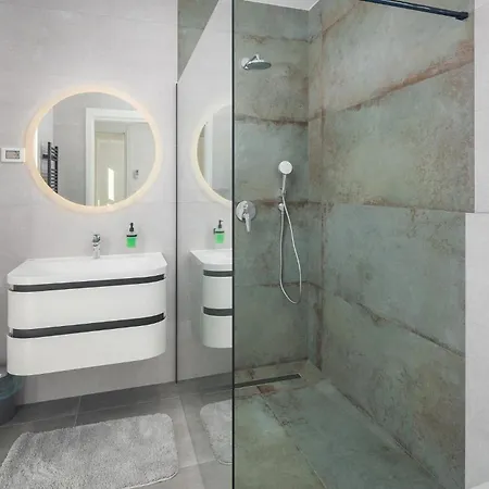 Lovely In With Heated Swimming Pool