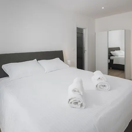 Holiday home Lovely In With Heated Swimming Pool Babici